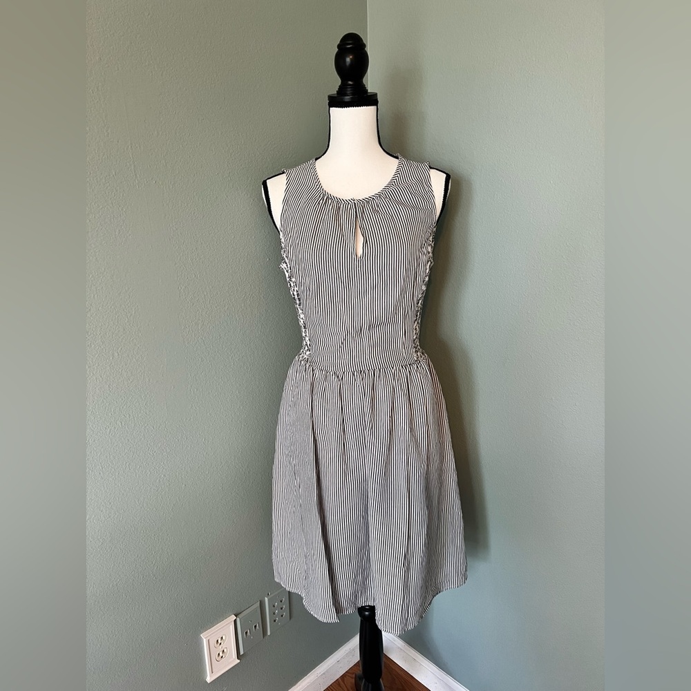 Old Navy Women’s Smocked Keyhole Neckline Grey Pinstriped Sleeveless Dress M